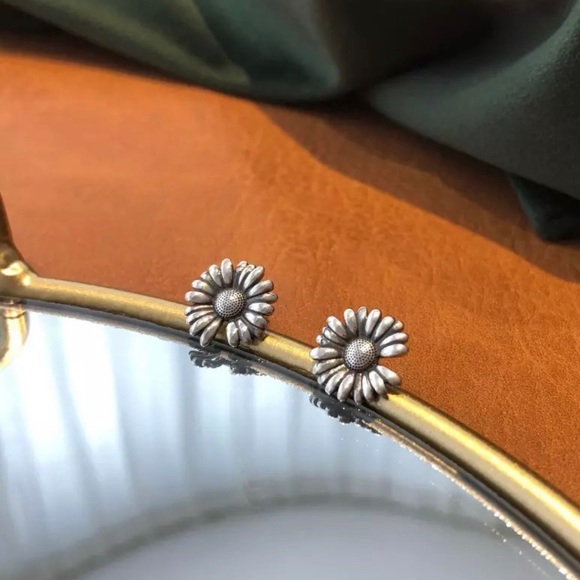 925 Sterling Silver Daisy Studs - Picture 3 of 5